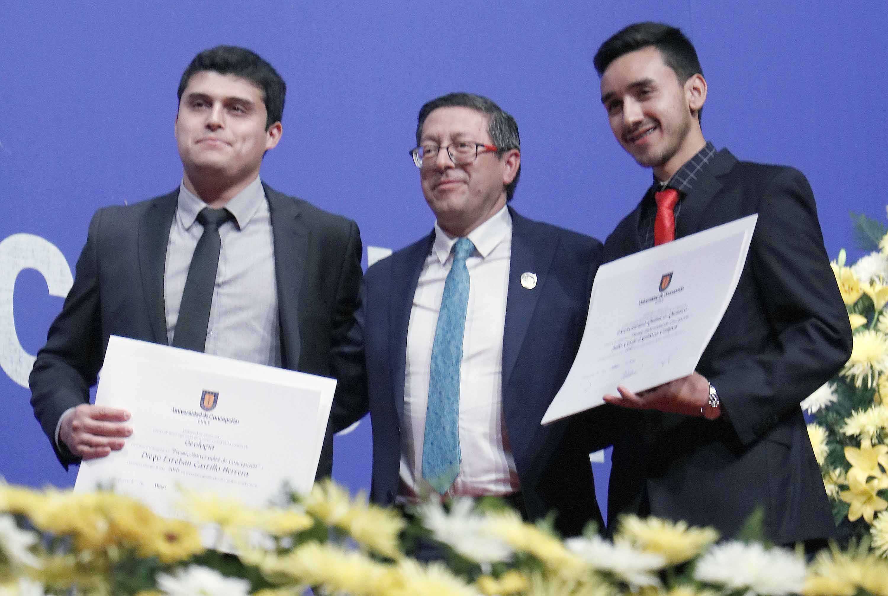 Dos egresados de Ciencias Química son galardonados con el Premio Universidad