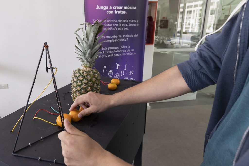 Máquinas sonoras: exposición en Ciencias Químicas invita a crear música con agua y frutas