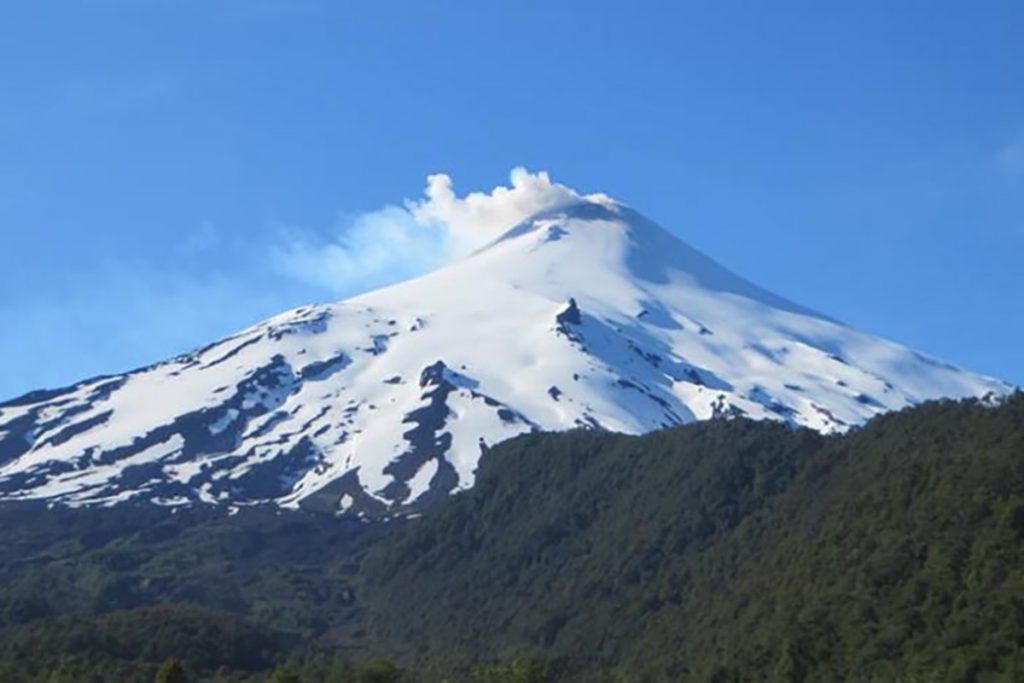 Experto UdeC aclaró situación actual del volcán Villarrica