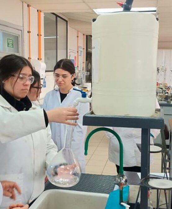 Programa NEXO: Facultad de Ciencias Químicas UdeC tiende un puente entre la ciencia y la comunidad escolar