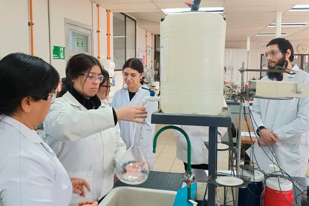 Programa NEXO: Facultad de Ciencias Químicas UdeC tiende un puente entre la ciencia y la comunidad escolar