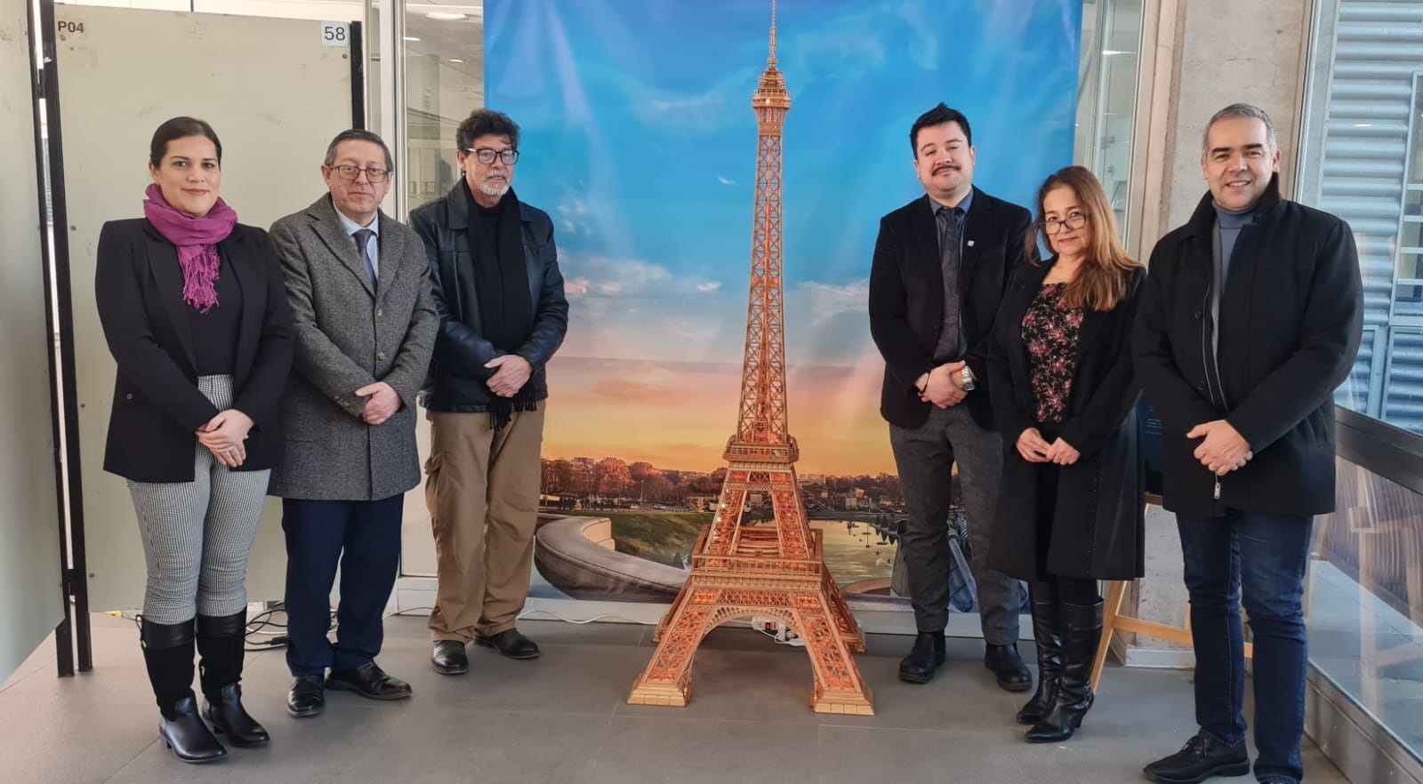 Exitosa exposición de la Torre Eiffel en la Facultad de Ciencias Químicas UdeC