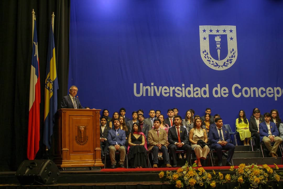 Casi una centena de nuevos y nuevas profesionales se titularon de la FCQ UdeC Casi una centena de nuevos y nuevas profesionales se titularon de la FCQ UdeC
