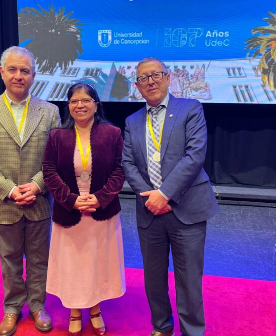 Tres integrantes de la comunidad de la Facultad de Ciencias Químicas recibieron homenaje por 25 años de servicio a la UdeC